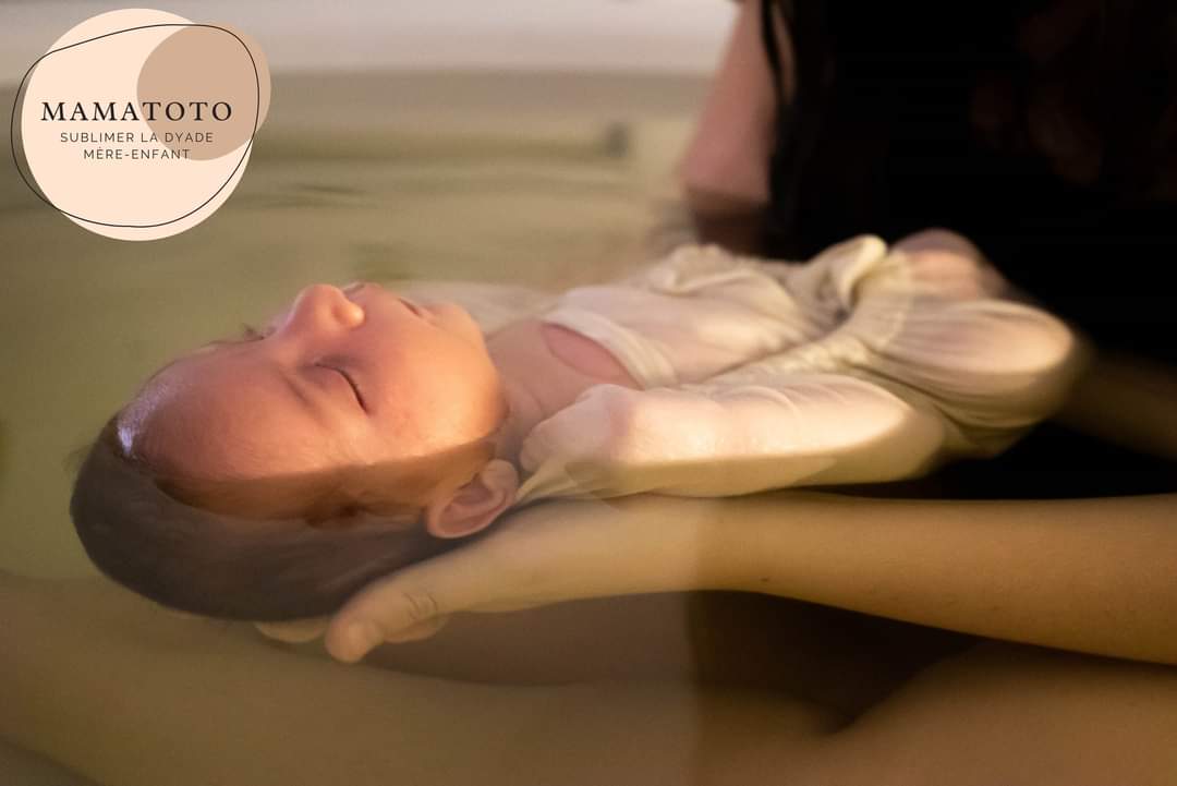 Bain enveloppé - bébé à gauche